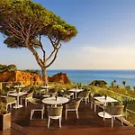 Pine Cliffs מלון