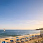 Pine Cliffs מלון