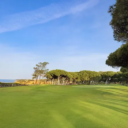 Pine Cliffs Отель